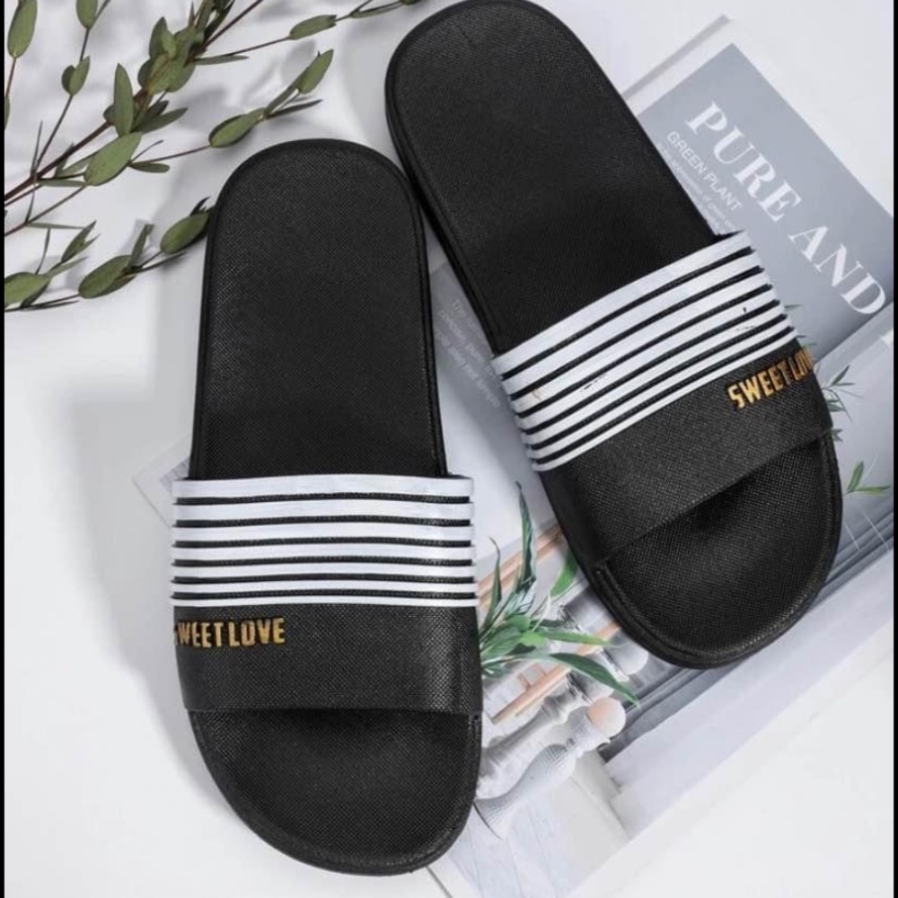 Men slippers in black colour with white strips